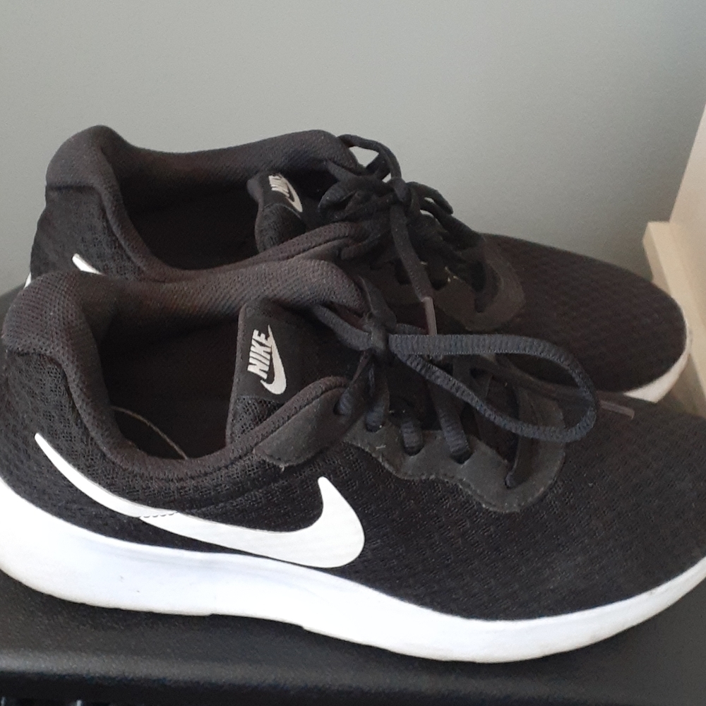Nike black/white sneakers size 8